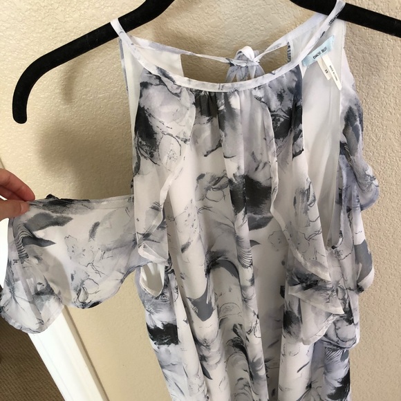 Urban Outfitters cold shoulder ruffle shift dress - Picture 2 of 5